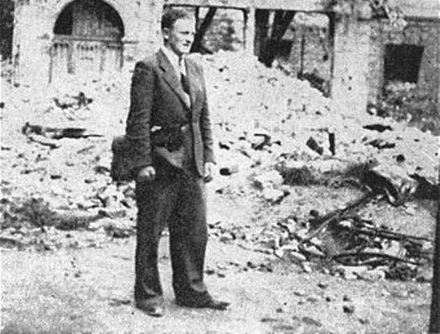 While living in hiding on the Aryan side of Warsaw, Benjamin Miedzyrzecki returns to the site of the Warsaw ghetto